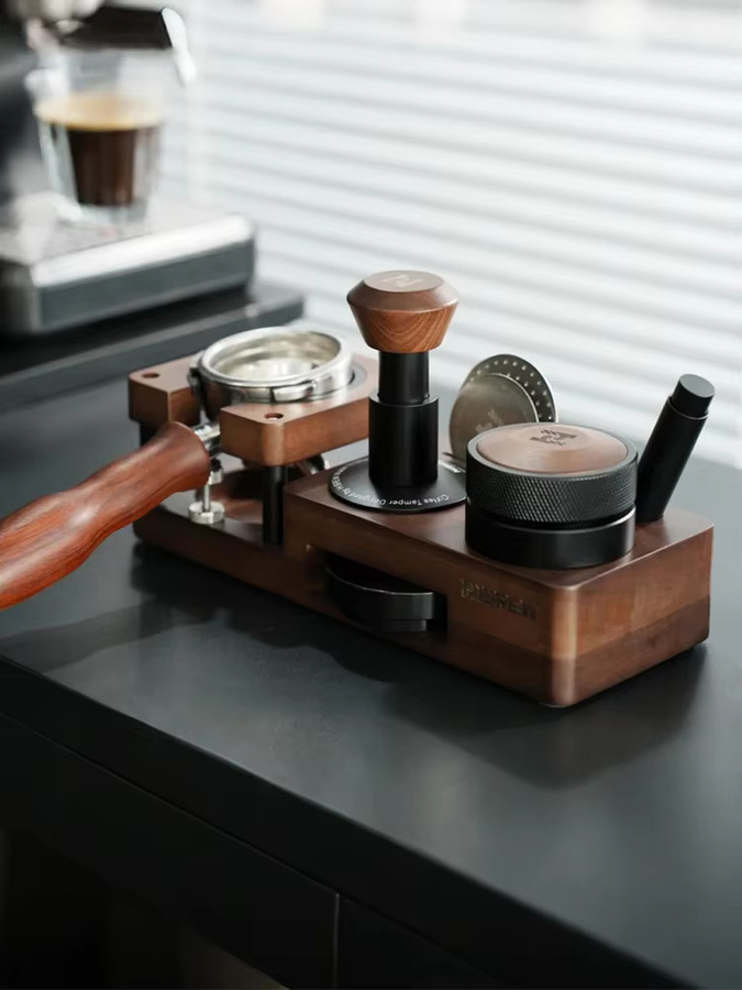 HiBREW Barista-Set Kaffeezubehör mit Holzsockel in Braun, bestehend aus Kaffee-Stampfer, Siebträgerhalter, Kaffeeverteiler und Dosierring, 58 mm - Bild 2