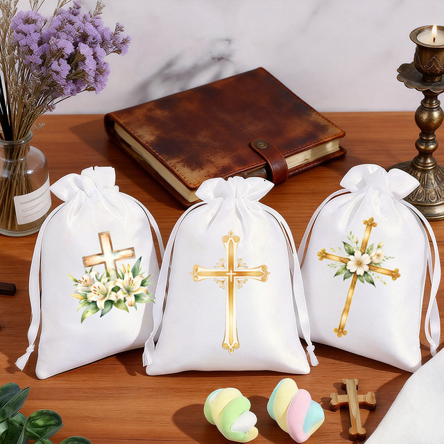 5 Stück weiße Kreuz-Geschenktüten mit Kordelzug für Taufe und Erstkommunion - Bild 1