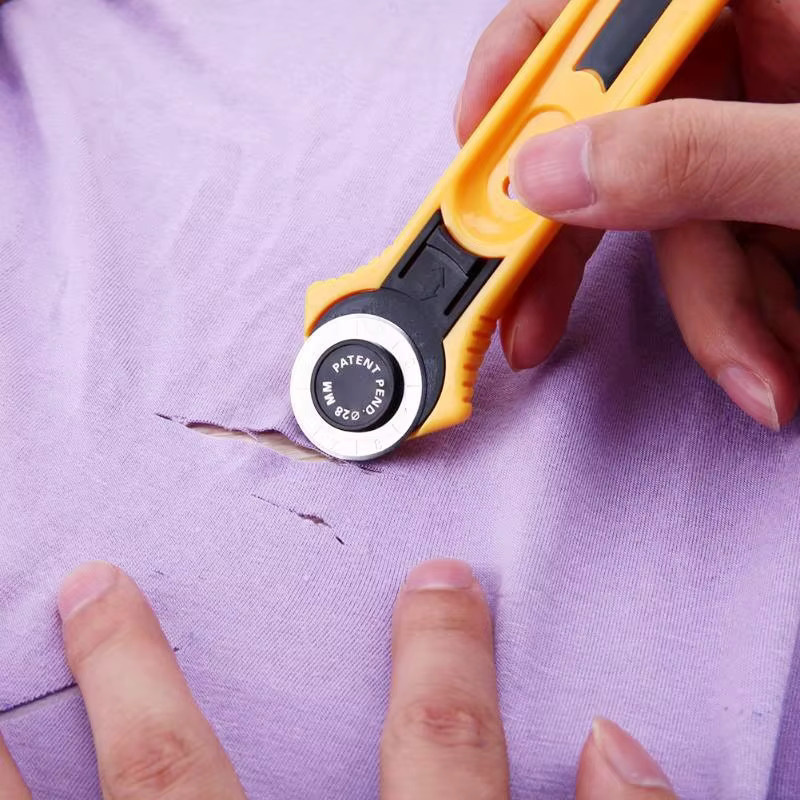 Rollschneider für Patchwork und DIY-Handwerk mit 28 mm Durchmesser in Gelb - Bild 4