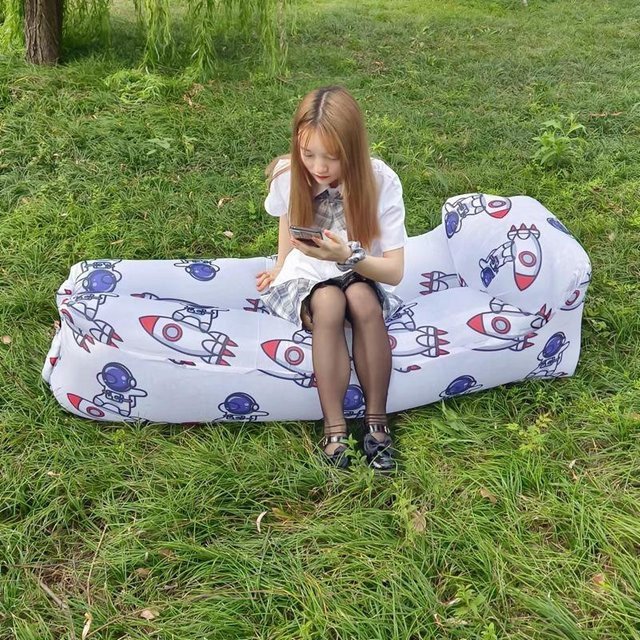 Aufblasbare Luftcouch als Liegesofa und Schlafmatte für Camping und Outdoor, wasserdichte Matratze in Weiß - Bild 1