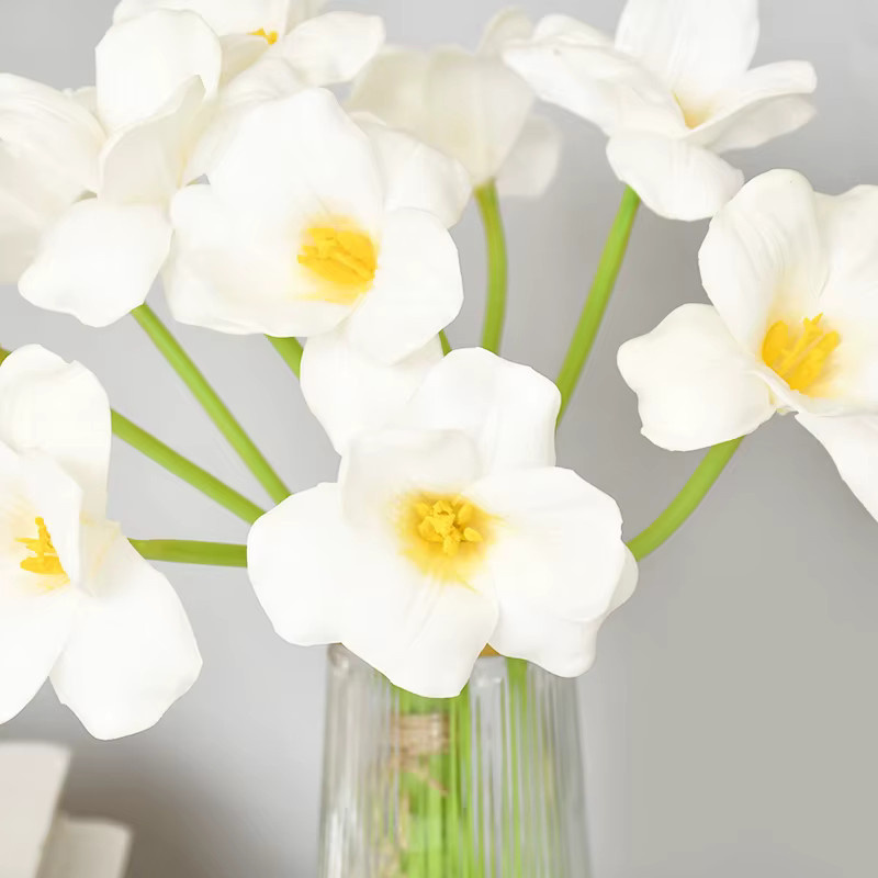 ZQCXLD Künstliche Tulpen in Weiß, PU Faux Blumen für Hochzeitsdekoration und Wohnzimmer, Höhe: 45 cm - Bild 1