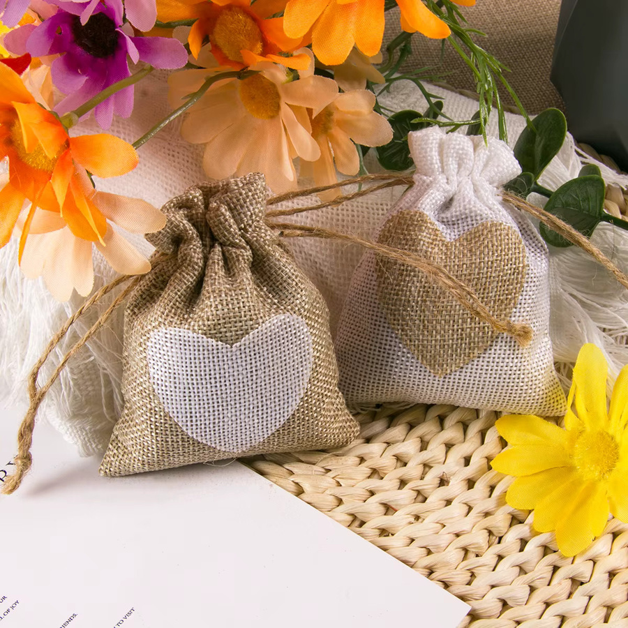 WEIGAO Sackleinen-Geschenkbeutel mit Herz-Motiv und Kordelzug aus Jute in Beige oder Braun für Hochzeiten und besondere Anlässe - Bild 2