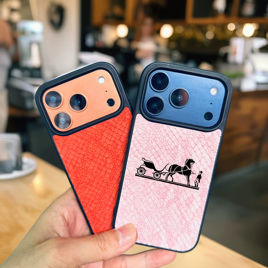 Luxus-Schutzhülle im Schlangenleder-Design für dein Apple iPhone 11 bis iPhone 17 Pro Max mit klassischem Kutschen-Motiv - Bild 1