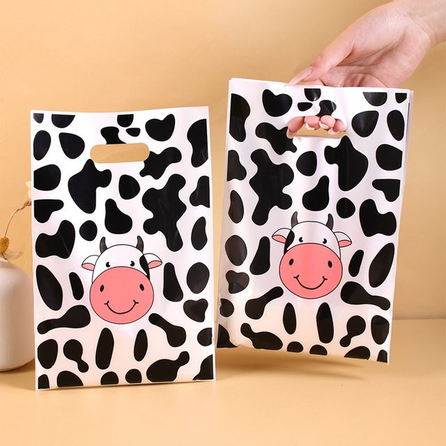 Geschenktüten mit Kuhmuster aus Kunststoff in Schwarz und Weiß für deine Partydeko - Bild 1