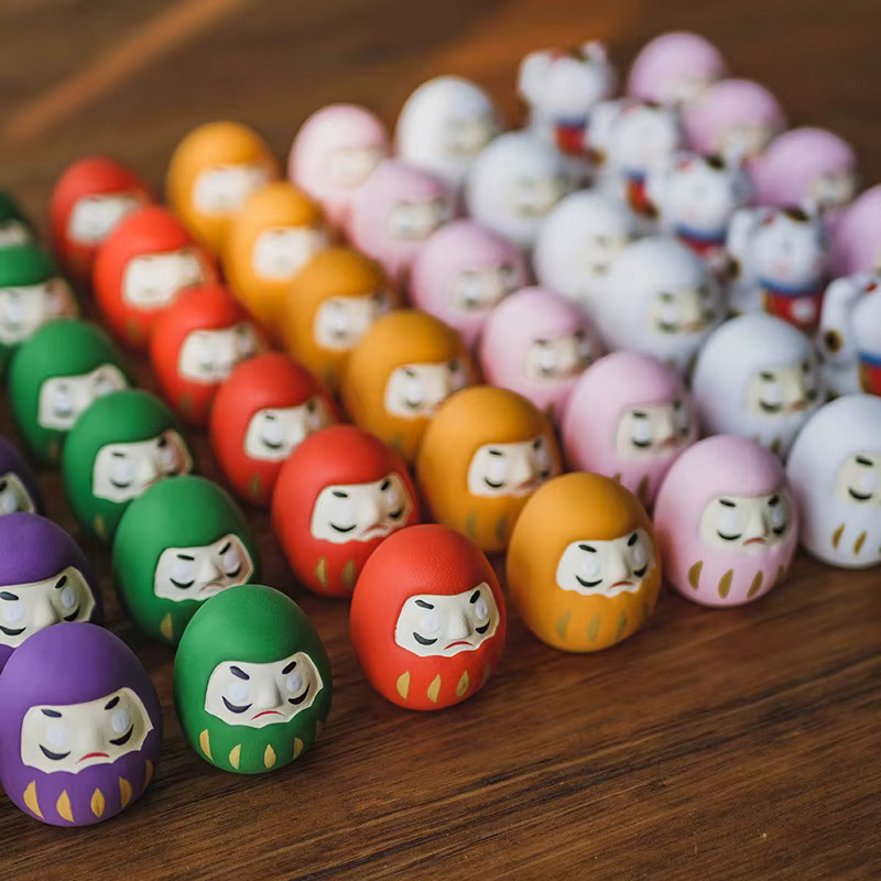 Set mit 8 japanischen Mini-Daruma Glücksbringern aus Keramik in Mehrfarbig, Zen-Ornament und Tischdekoration von Cerakorie - Bild 6