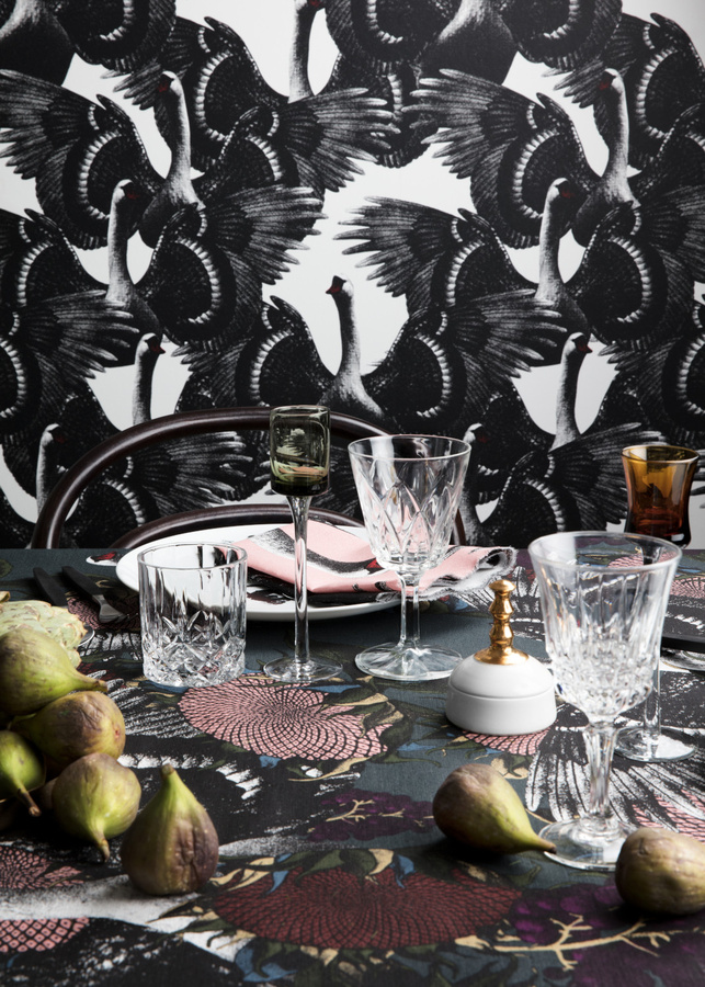 Studio Lisa Bengtsson Tapete Swan Lake in White, Grey und Black mit Tiermotiv im skandinavischen Design - Bild 1