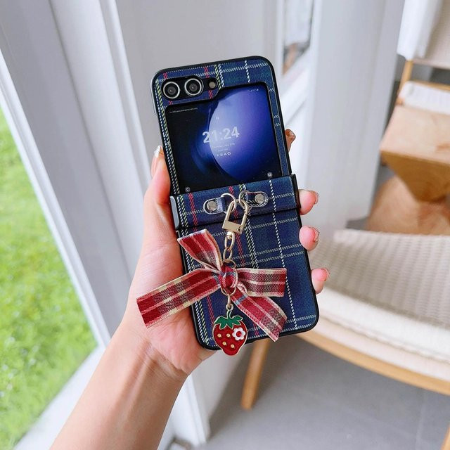 Samsung Galaxy Z Flip 6 5 4 3 5G Handyhülle aus PU Leder mit Karomuster und Schleife sowie Scharnierschutz in Blau - Bild 1