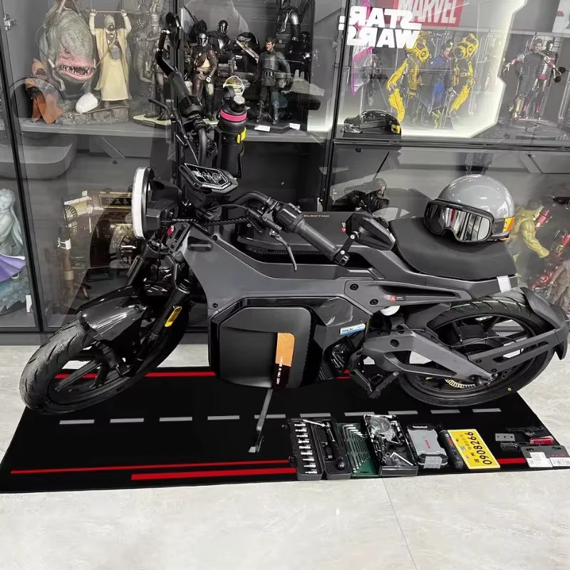 VIKAMA Motorrad-Displaymatte in Schwarz, rutschfester Rennstrecken-Läufer für den Parkbereich und die Garagendekoration - Bild 2