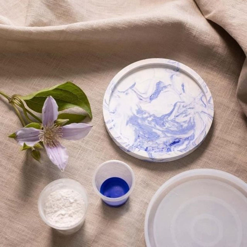 Creativ Company Resin-Moulage-Set mit 2 runden Tabletts in Blau und Weiß mit Marmor-Effekt - Bild 1
