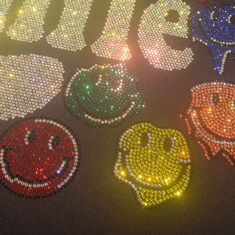 Bunter Graffiti-Strass-Wärmeübertragungsaufkleber Sparkling Smile in Multicolour für Textilien und kreative Dekoration - Bild 2