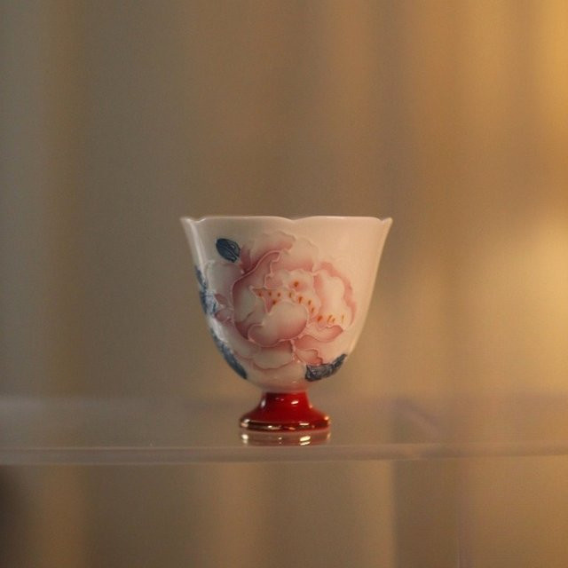 Handbemalte Porzellan-Teetasse mit Pfingstrosen-Motiv und Goldverzierung, stapelbarer Kung-Fu-Teebecher in Multicolour - Bild 1