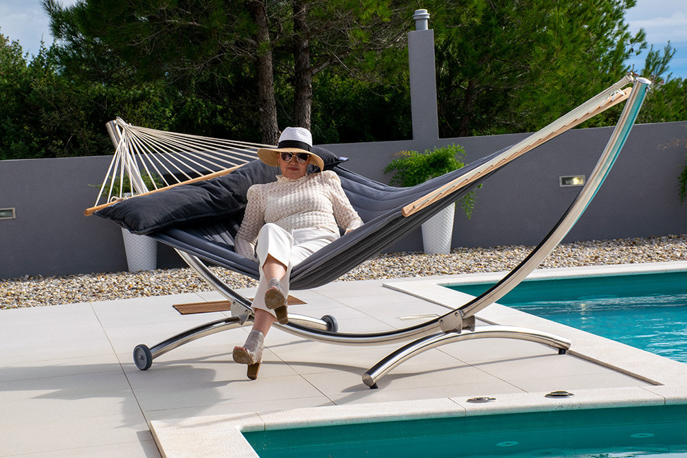 American-Hammock-Lifestyle ROYAL DELUXE Familien-Hängematte Lola mit Edelstahlgestell in Schwarz Anthrazit Grau inklusive Kissen - Bild 2
