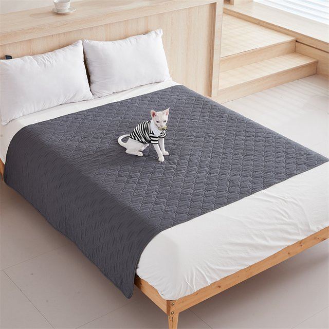 Einfarbige Plaid Tagesdecke als atmungsaktive Matratzenabdeckung in Grau - Bild 1