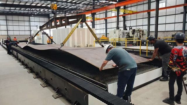 ACCTEK Großformat-Faserlaserschneidmaschine mit Erdungsschienentyp für einfachen Transport - Bild 1