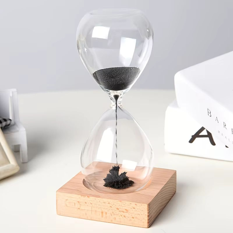 Eleganter magnetischer Sanduhr-Timer aus Glas mit braunem Holzsockel, dekoratives minimalistisches Desktop-Zubehör für Büro und Zuhause in Transparent und Braun - Bild 2