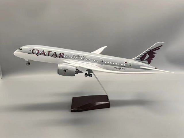 ZOCO Flugzeugmodell Qatar Airways 787 Dreamliner Replik aus Kunststoffharz, Länge: 47 cm - Bild 1
