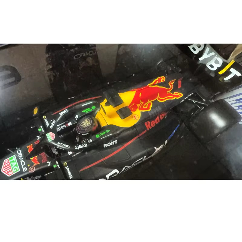 Bburago Red Bull RB19 Rennwagen-Modell, 1:18, aus Legierung, ab 14 Jahren - Bild 2