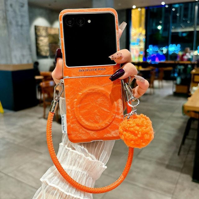 Motorola Razr 50, Razr 60 Ultra, Moto Razr 60 und 50 Razr Schutzhülle mit Samt-Schal-Design, Magnetischer Ring und Armband in Orange Schimmer - Bild 1