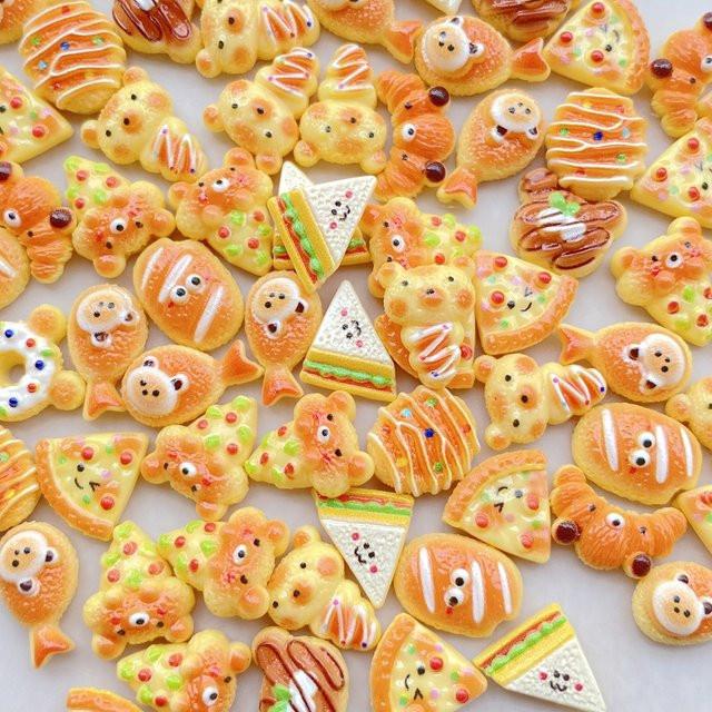 50 Stück Mini-Cabochons aus Harz in verschiedenen Motiven wie Brot, Donuts und Pizza, Multicolour, für Scrapbooking und DIY-Schmuck - Bild 1