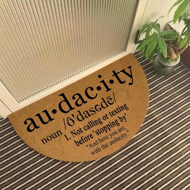 Halbrunde Kokosmatte Au•dac•i•ty in Braun mit modernem Grafikdesign für deinen Eingangsbereich - Bild 1