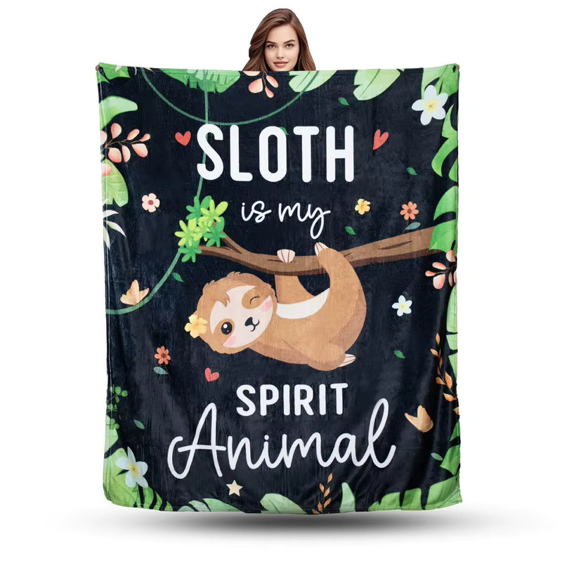 Flauschiger Plüschüberwurf von Mystybloom mit Faultier-Print in Multicolour für Kinder und Erwachsene - Bild 1