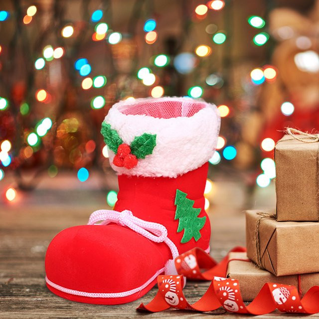 Rote Weihnachtssocken als dekorative Geschenktüten mit Weihnachtsmann- und Weihnachtsbaum-Motiven aus Textil - Bild 1