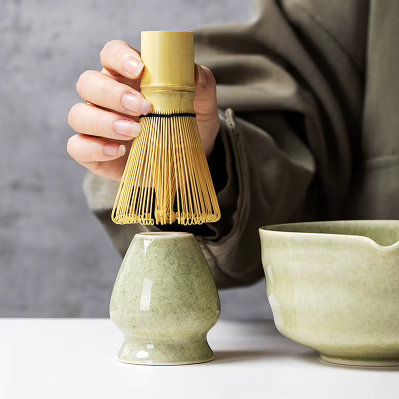 Japanisches Matcha Tee-Set aus Keramik und Bambus in Grün mit Schüssel, Schneebesen, Sieb und Teelöffel - Bild 3