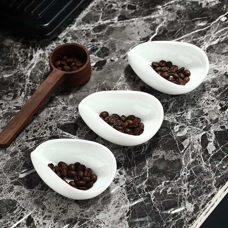 Keramischer Messlöffel für Kaffeebohnen und Tee in Weiß - Bild 3