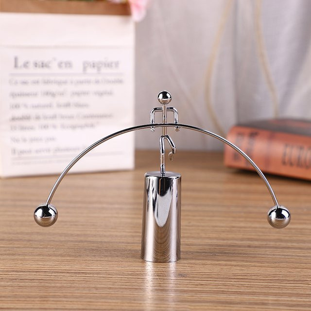 Kreatives Newton-Pendel mit Iron Man Motiv als Tischdeko in Silber aus Metall - Bild 1