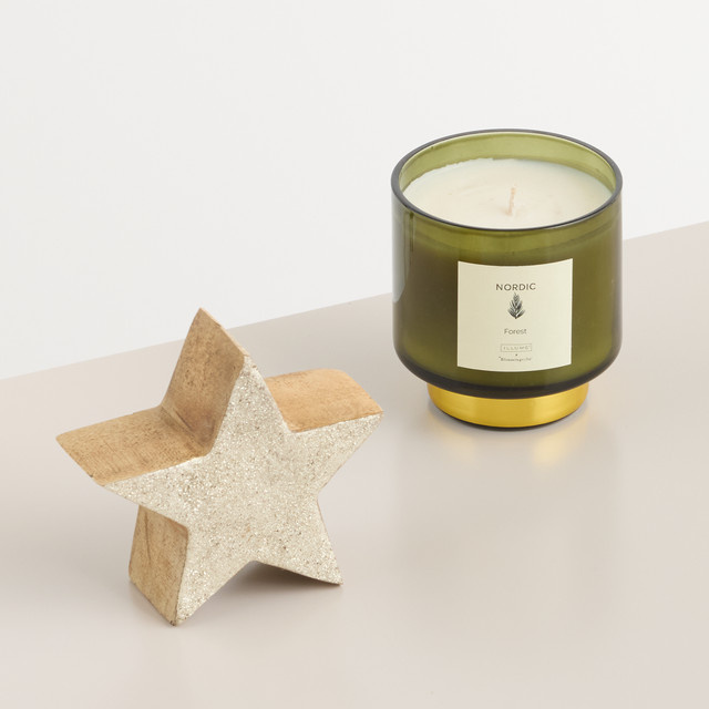 BLUME2000 Geschenkset Funkelnde Freude mit Duftkerze in Gold und Stern-Dekoration mit würzigem Kiefern- und Waldboden-Duft - Bild 1