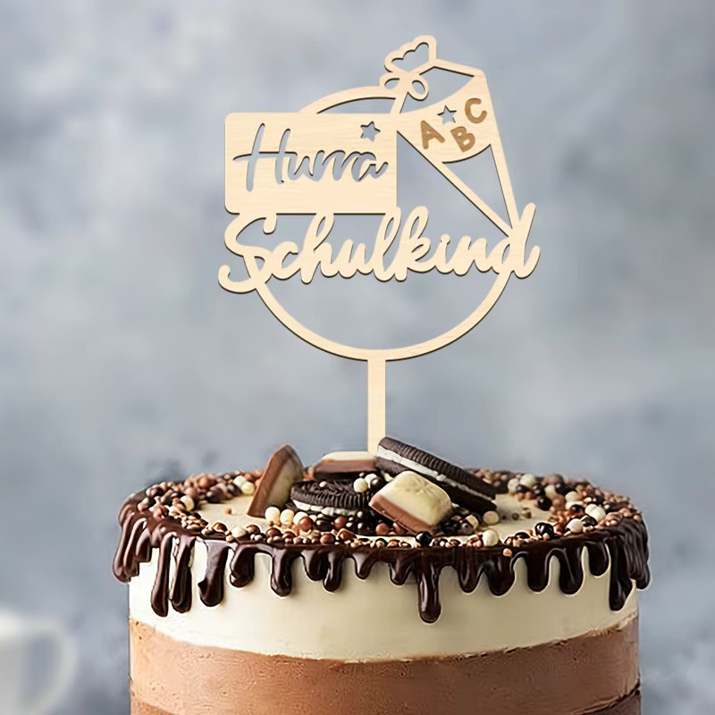 YOMDID Hurra Schulkind Kuchenaufsatz aus Holz in Braun für den Schulanfang und die Partydekoration - Bild 3