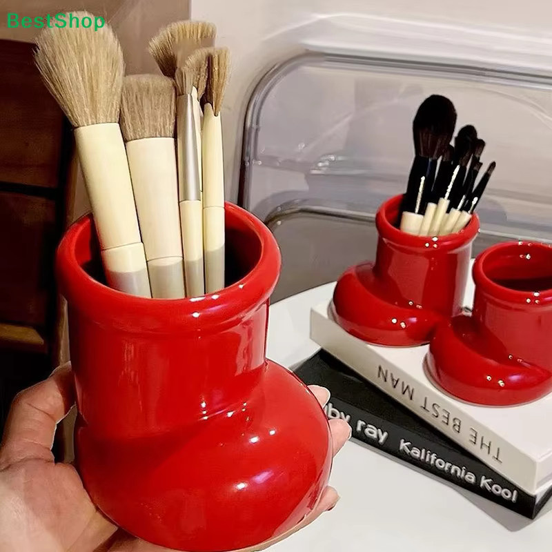 Roter Stiftbehälter in Stiefelform aus Kunststoff als Schreibtisch-Organizer für Make-up-Pinsel und Schreibwaren - Bild 4
