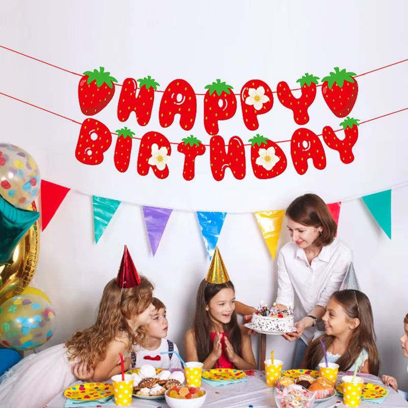 Erdbeere Geburtstag Banner Rot mit Buchstaben als hängende Partydekoration für Kinder aus Papier - Bild 3