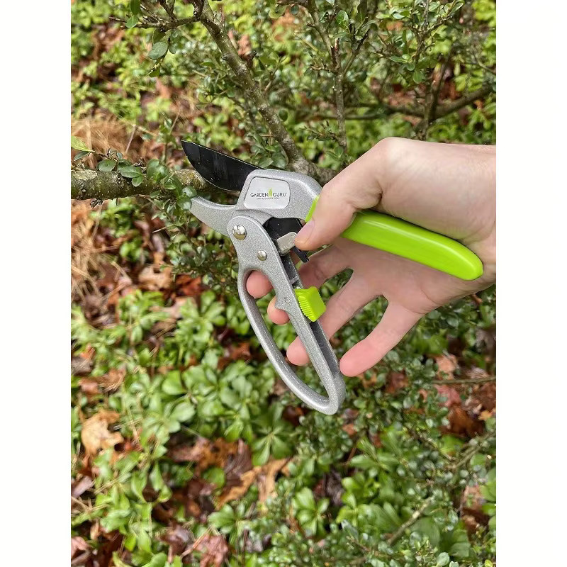 Garden GURU Professionelle Ratschen-Gartenschere in Grün mit 4-facher Schnittkraft und ergonomischen, rutschfesten Griffen sowie Sicherheitsschloss - Bild 3