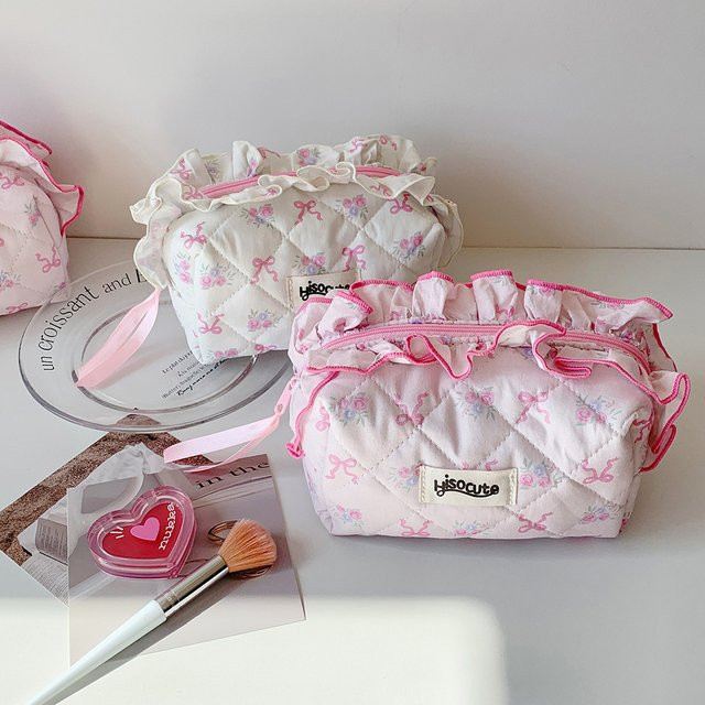 Kosmetiktasche aus Baumwolle von TWBEB in Weiß mit Blumenmuster und Rüschen für Make-up und Stifte - Bild 1
