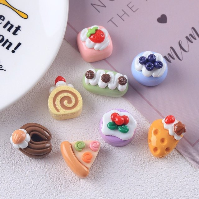 10 Stück Shiny Cherry Cake Miniatur Harz Cabochons in Rot und Multicolour für DIY Scrapbooking und Handwerk Zubehör - Bild 1