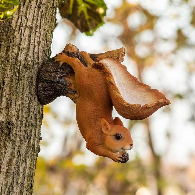 HotAnt Vogelfutterspender mit Eichhörnchen an Baum in Braun aus Polystone - Bild 1