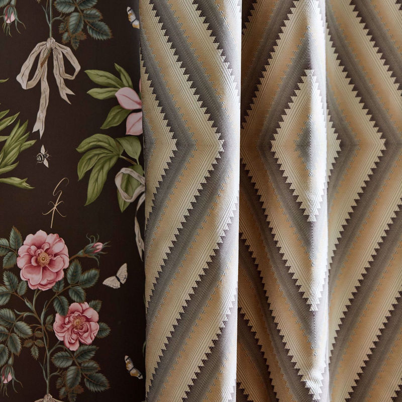 Sanderson Tapete Cupids Beau Morel Mantle in Braun und Mehrfarbig mit floralem und botanischem Muster - Bild 2