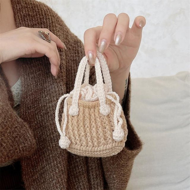 Gestrickte Handtaschenhülle für Apple AirPods in Beige als weiches Stoff-Etui für AirPods Pro und AirPods 1, 2, 3 und 4 - Bild 1