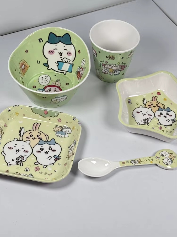 Yiji Melamin-Geschirrset für Kinder mit Schüssel, Teller, Tasse und Löffel im Usagi Hachiware Kawaii Cartoon Design, Farbe: Grün - Bild 1