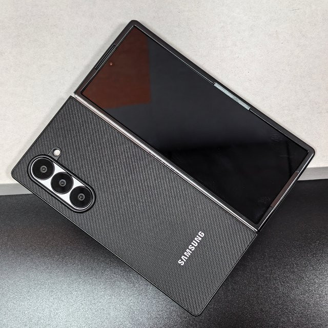 Stoßfeste Handyhülle mit Kohlefaser-Muster und mattem Finish für Samsung Galaxy Z Fold 3 4 5 6 7 in Schwarz - Bild 1