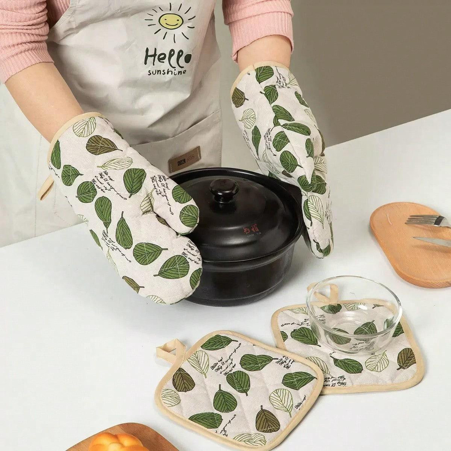 Hitzebeständiges Ofenhandschuh-Set Green Leaves mit floralem Muster, 4-teilig, Farbe: Grün - Bild 1