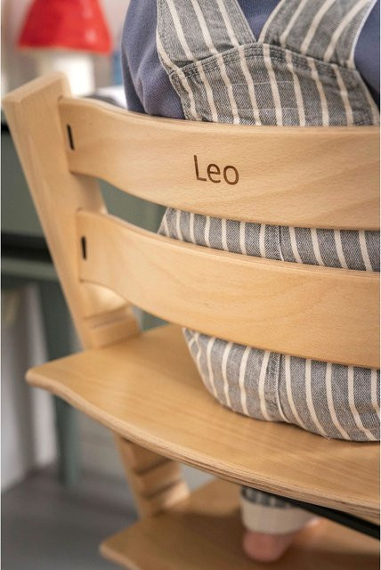 Stokke Tripp Trapp Treppenhochstuhl aus lackierter Buche in Braun mit Gravur - Bild 1