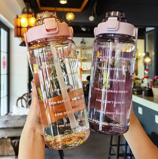 Fantia Sportwasserflasche mit Strohhalm in Lila, 2 l tragbare Trinkflasche mit Zeitmarkierung für Sport und Fitness - Bild 1