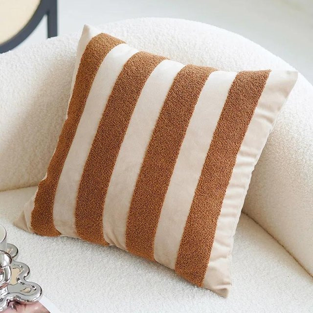 Dekorativer Kissenbezug von JMG Clothing in Braun und Creme im Vintage Nordischen Stil, B/T: 45 x 45 cm - Bild 1