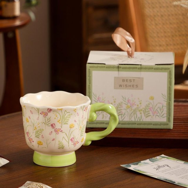 Yiran toy 1 Keramiktasse mit Blumenmuster in Schwarz, 400 ml - Bild 1