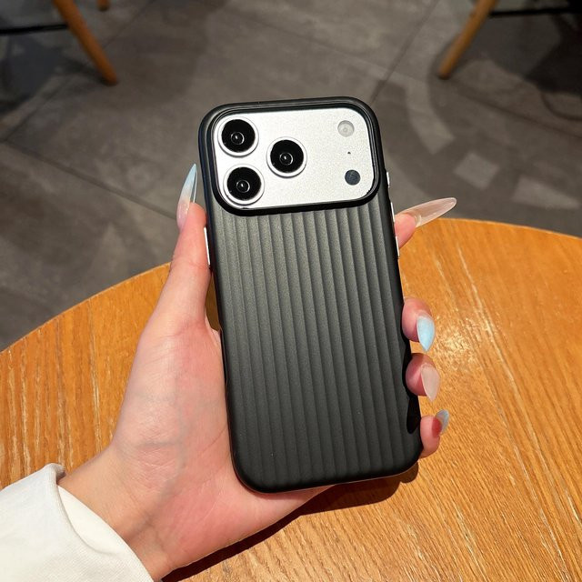 Stoßfeste iPhone 13 Pro Max Schutzhülle mit Metallgehäuse und Panzerstreifen Design in Schwarz - Bild 1