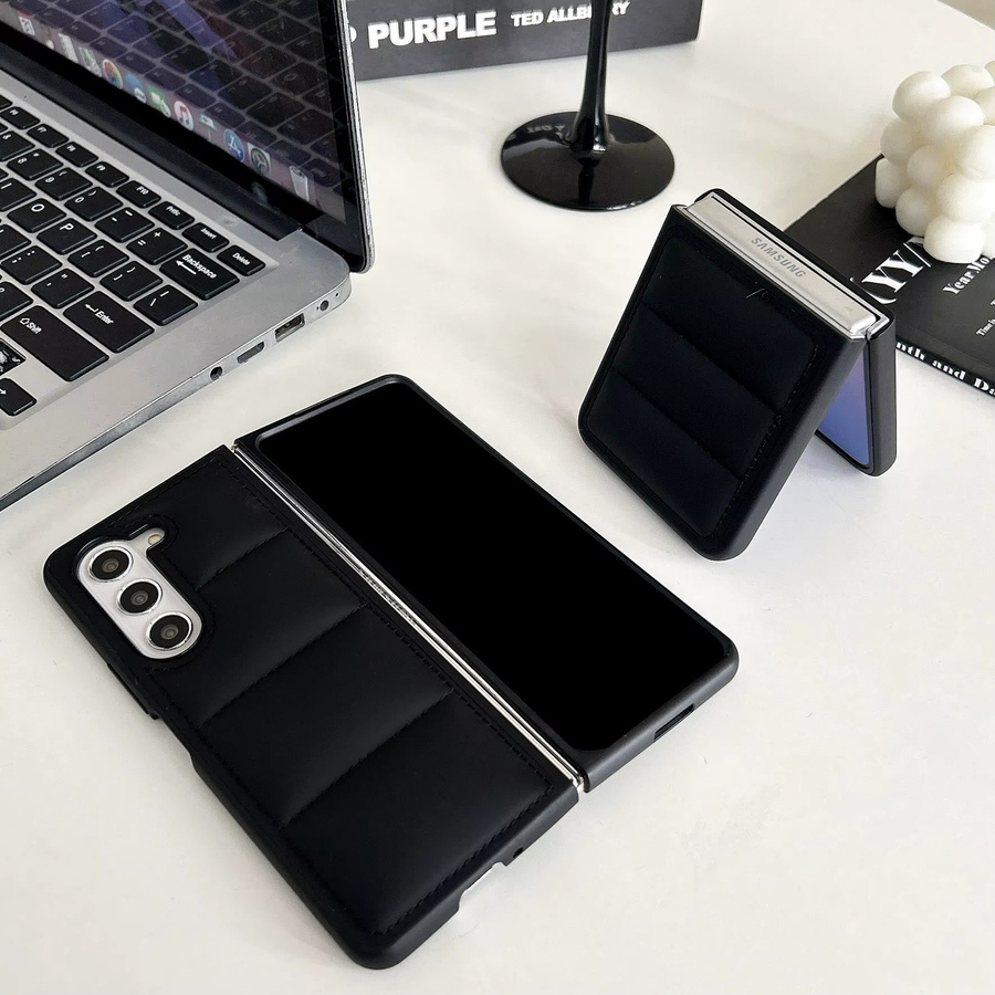 The Puffer Soft Touch Handyhülle für Samsung Galaxy Z Fold 7, 6, 5, 4 und Z Flip 4, 5, 6, 7 in Schwarz mit Baumwollfüllung im Daunenjacken-Design - Bild 3