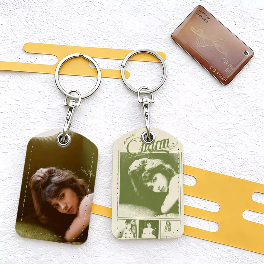 Singer Clairo Charm Kartenhalter mit Schlüsselanhänger, Unisex - Bild 2