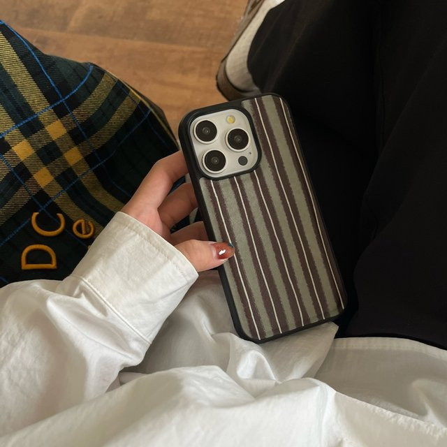 Stoßfeste iPhone Schutzhülle mit Retro-Streifen-Design in Grün, Braun und Weiß aus Ledertextur für iPhone 16, 15, 14, 13 und 12 Pro Max - Bild 1